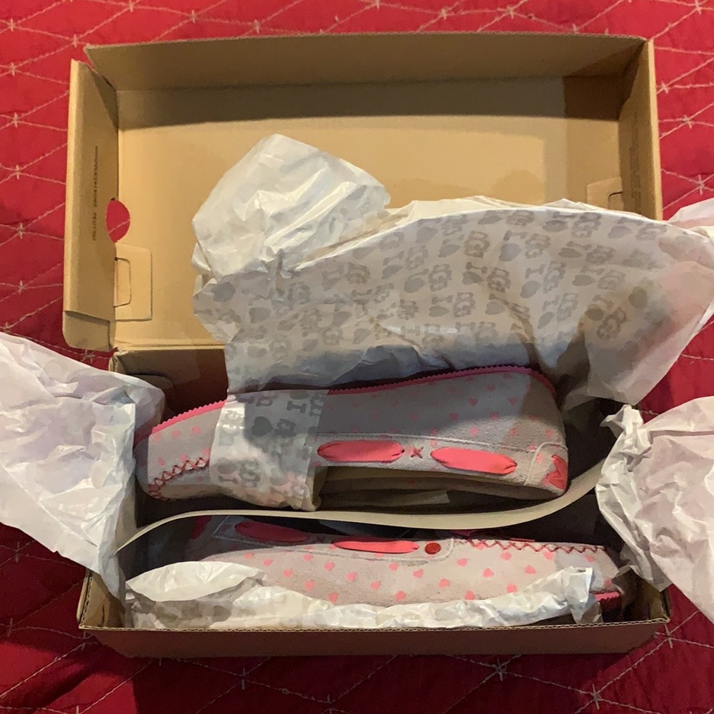 New in the box I ❤️ UGG slippers. Limited edition - Picture 3 of 3